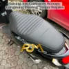 Sarung Jok Scoopy Langsung Pasang Tanpa Staples (Karet, Cover Caferacer, Press Embos Logo)