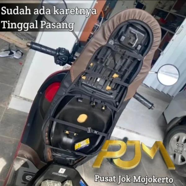 Sarung Jok Scoopy Langsung Pasang Tanpa Staples (Karet, Cover Caferacer, Press Embos Logo)