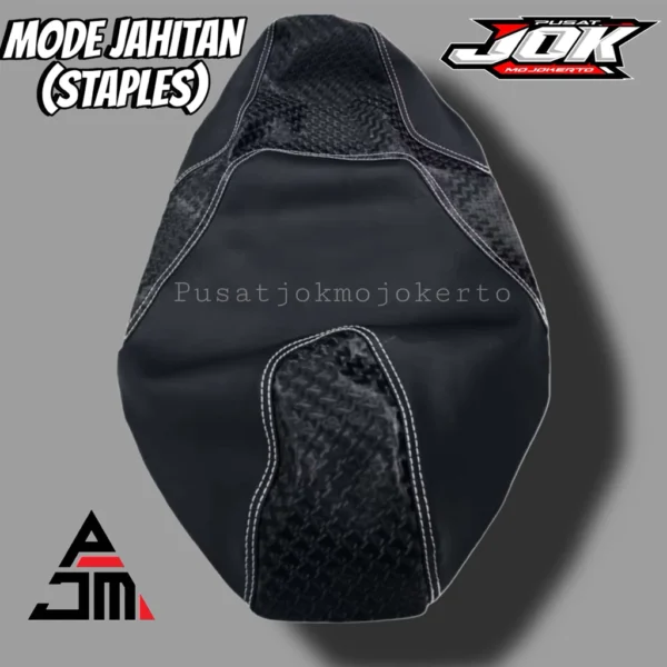 Kulit Jok Motor Carbon 4D X Motif Tenun – Premium Anti Slip & Stylish Sporty