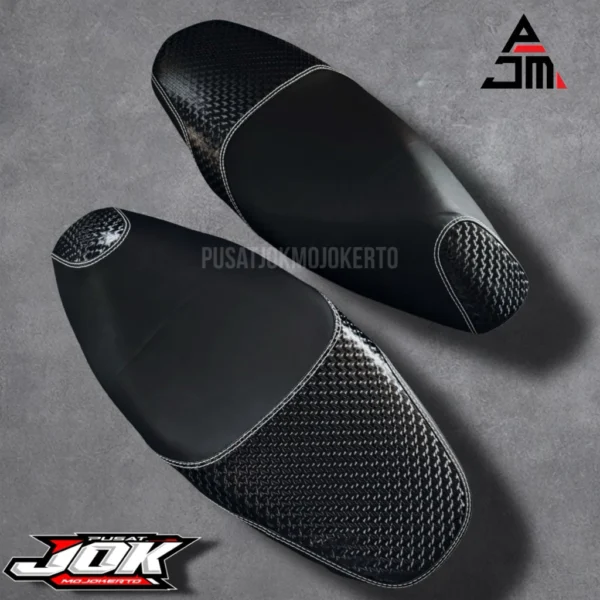 Kulit Jok Motor Carbon 4D X Motif Tenun – Premium Anti Slip & Stylish Sporty