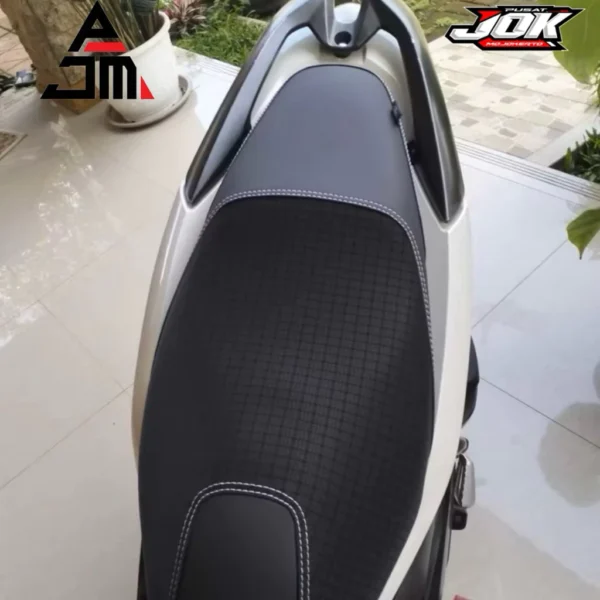 Kulit Jok Motor Carbon 4D X Motif Tenun – Premium Anti Slip & Stylish Sporty