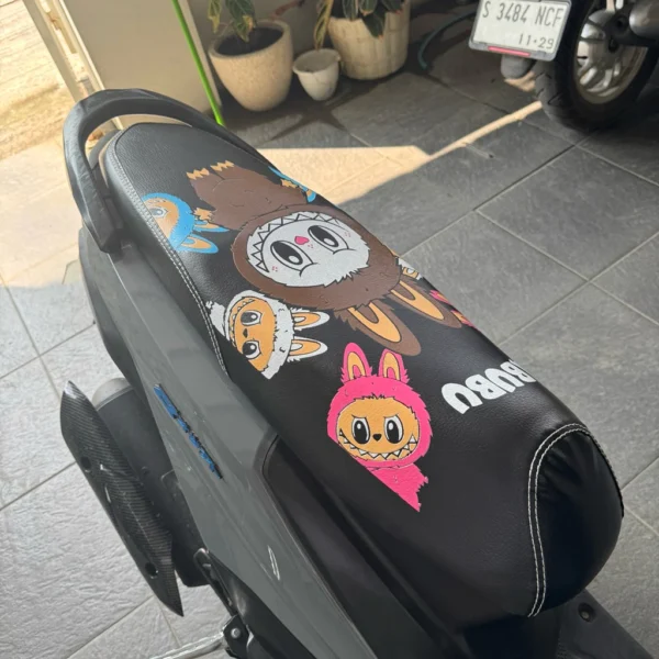 Cover Jok Motor Kartun Lucu – Labubu, Hello Kitty, Tayo | Langsung Pasang!